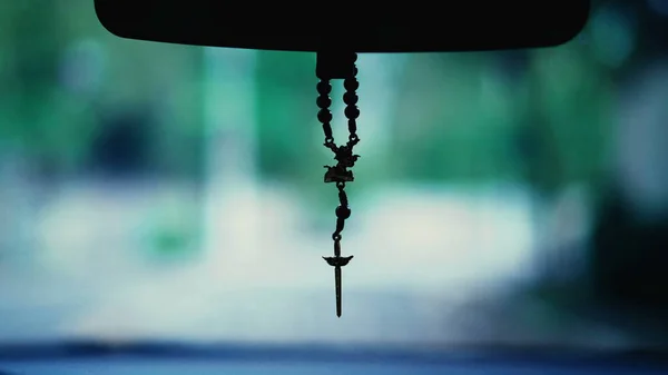 Rearview Mirror拍摄的基督教十字架悬吊镜头 — 图库照片