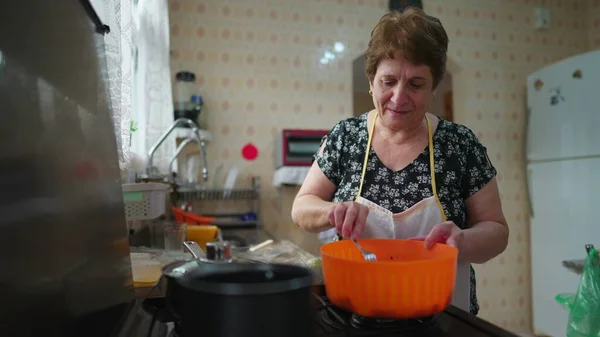 Традиционная Бабушка Готовит Еду Пожилая Женщина Занимается Домашней Кухней — стоковое фото