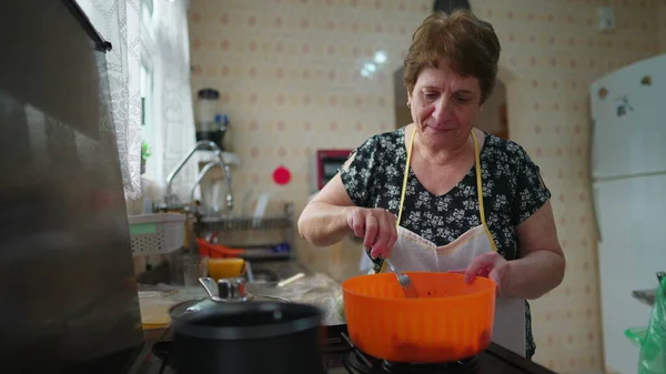 Avó Tradicional Preparando Refeição Mulher Idosa Envolvida Cozinha Doméstica — Fotografia de Stock
