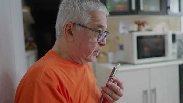 Starszy Mężczyzna Rozmawiający Przez Telefon Wysyłający Wiadomość Głosową Starszy Mężczyzna — Zdjęcie stockowe