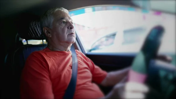 Starszy Mężczyzna Jazdy Samochodem Wnętrze Perspektywy Starszego Kierowcy Dojazdy — Zdjęcie stockowe