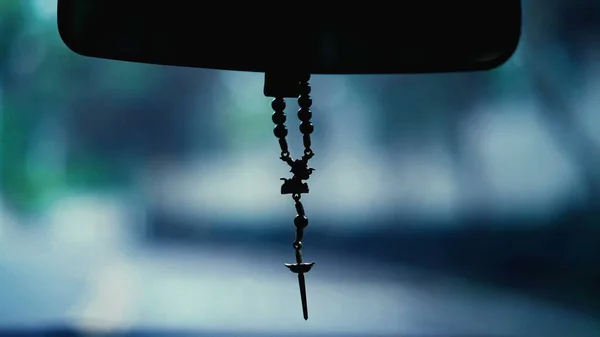 Rearview Mirror拍摄的基督教十字架悬吊镜头 — 图库照片