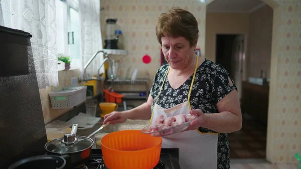 Senior Vrouw Koken Authentieke Binnenlandse Levensstijl Scène Oudere Persoon Zet — Stockfoto