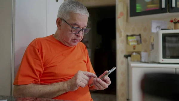 Senior Man Typing Message Phone While Sitting Kitchen Older Male — Stock Photo, Image