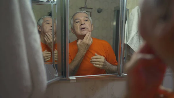 Homem Sênior Arrumando Frente Espelho Durante Ritual Matinal Estilo Vida — Fotografia de Stock