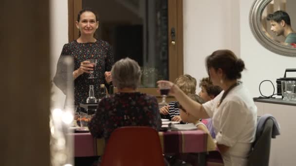 坎迪一家人在家里的饭桌上聚在一起 正宗的人们坐在那里吃着节日大餐 庆祝和祝酒 — 图库视频影像