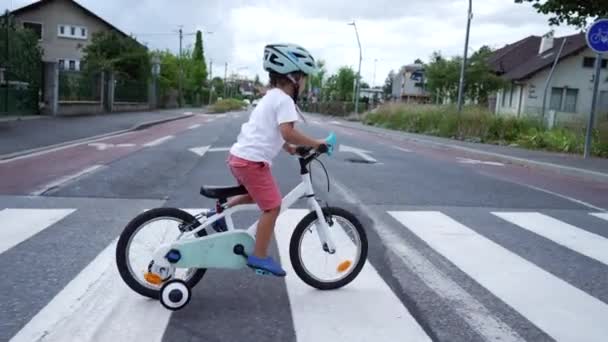Criança Andando Bicicleta Cruzando Rua Criança Cidade Crosswalk Usando Capacete — Vídeo de Stock