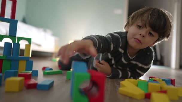 Criança Brincando Com Blocos Brinquedo Chão Quarto Menino Deitado Chão — Vídeo de Stock
