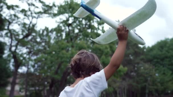 Zurück Vom Glücklichen Kind Das Park Mit Schaumstoffgleitflugzeug Rennt Ein — Stockvideo