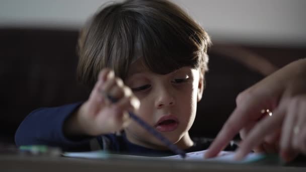 Dziecko Uczy Się Domu Domu Skoncentrowany Dzieciak Trzymający Ołówek Papierze — Wideo stockowe