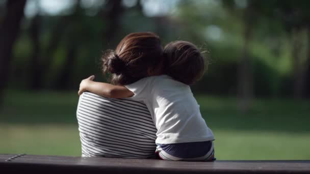 Dos Enfant Embrassant Mère Assise Parc Ensemble Petit Garçon Embrassant — Video
