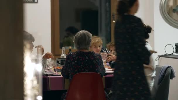 家族は家の夕食のテーブルに集まりました 休日の食事のために座っているライフスタイル本物の人々 — ストック動画