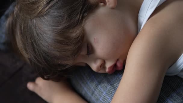 Criança Dormindo Bem Perto Rapazinho Dormir Rapaz Cochilando Descansando — Vídeo de Stock