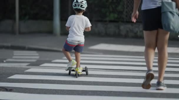 Niño Cruzando Calle Con Scooter Con Casco Protector Madre Hijo — Vídeos de Stock