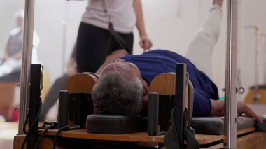 Pilates Kadın Eğitmeni, Fizyoterapi Stüdyosu, Omurga Sağlığı Antrenmanı