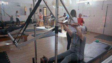 Yaşlı insanların egzersiz yaptığı, samimi, hakiki yaşlılık işi yaptığı, camın arkasından görülen rutin bir yaşam tarzı. Stüdyo refahı yerel işletme