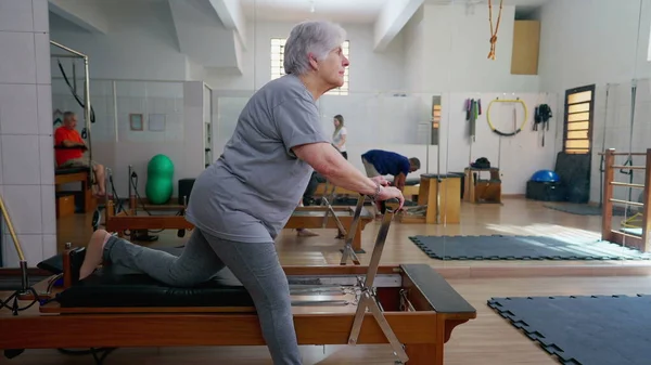 Пожилая Женщина Использует Пилатес Растянуть Тело Тренировки Пожилых Людей — стоковое фото