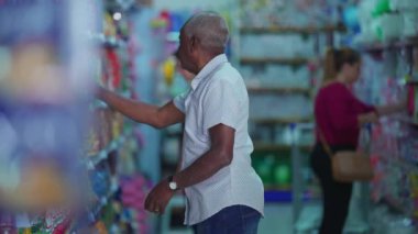 Market koridorundan alışveriş yapan müşteriler, Afro-Amerikan ürünler arayan