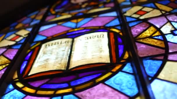 Igreja Cristã Manchado Detalhe Vidro Closeup Decoração Interiores Catedral Católica — Vídeo de Stock