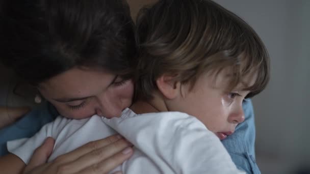 母亲安慰着泪流满面的孩子 可怜的小男孩在父母的怀里拥抱 妈妈在爱抚哭泣的儿子生活方式母爱和感情概念 — 图库视频影像