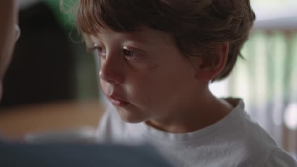 涙を流す子供の肖像画 悲しい少年の顔を閉じてください 本物の現実の子供が泣く ライフスタイルのすすり泣き — ストック動画