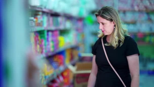 Žena Vybírá Položky Poličky Potravinami Žena Zákazník Hledá Produkt Při — Stock video