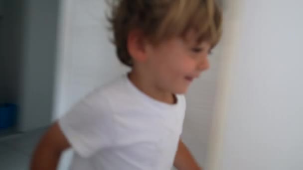 Niño Corriendo Saltando Cama Con Madre Por Mañana Niño Despertando — Vídeos de Stock