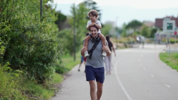 Boldog Apa Fia Együtt Sétálnak Napsütéses Napokon Apa Vállán Ülő — Stock videók