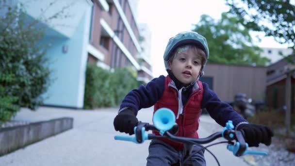 保護ヘルメットを着用せずに自転車に乗る1つの幸せな男の子 子供のバイク転送 — ストック動画