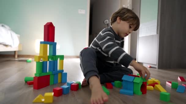 Один Маленький Мальчик Играет Строительными Блоками Спальне Счастливый Ребенок Сидящий — стоковое видео