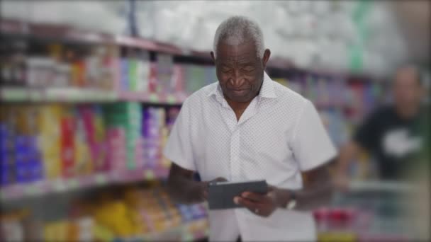 Ein Schwarzer Manager Eines Lebensmittelgeschäfts Blättert Inventar Tablet Gerät Steht — Stockvideo