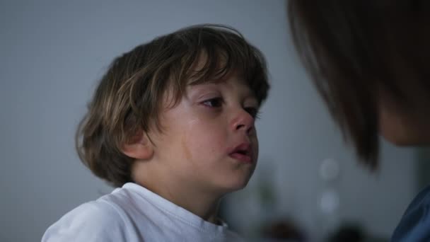 母親の言うことを聞いて子供をすすり泣きながら叱った 幼児教育の概念 親は息子の悪行を説明する 悲しい子だ ライフスタイル リアルライフ — ストック動画