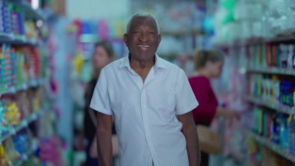 Портрет Черного Старшего Клиента Стоящего Продуктовом Магазине Людьми Фоновом Шоппинге — стоковое видео