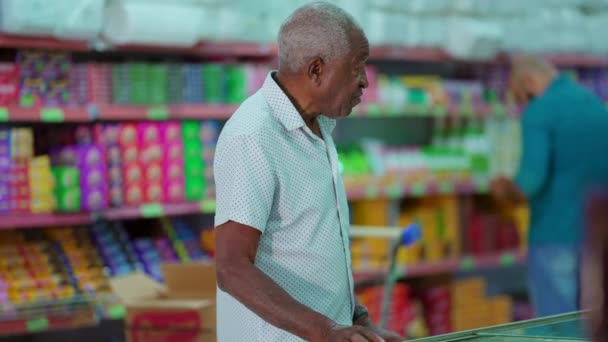 Negru Brazilian Senior Client Căutarea Pentru Produse Magazin Alimentar Bărbat — Videoclip de stoc
