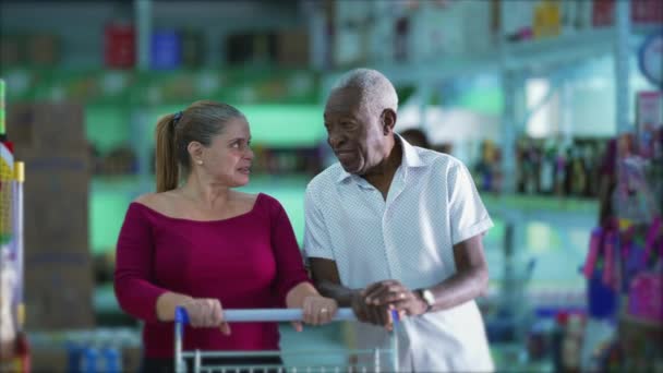 Olika Kunder Samtalar Inne Mataffären Med Kundvagn Afroamerikan Senior Talar — Stockvideo