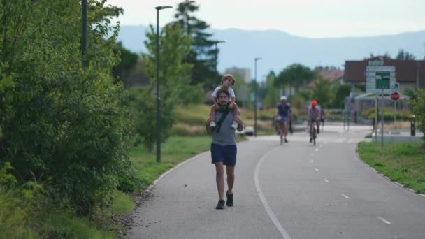 Fiú Apa Vállán Ült Biciklis Úton Sétált Napsütésben Apa Gyermeki — Stock videók
