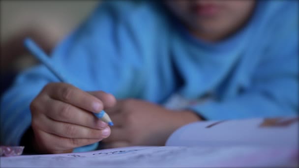 Nahaufnahme Einer Kinderhandzeichnung Auf Papier Mit Farbstift Makroaufnahme Von Kinderhänden — Stockvideo
