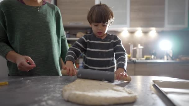 Kleiner Junge Backt Küchentisch Glückliches Kind Das Mit Mutter Kocht — Stockvideo