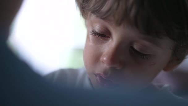 Smutny Przygnębiony Chłopiec Łzawiącymi Emocjami Zbliżenie Twarz — Wideo stockowe