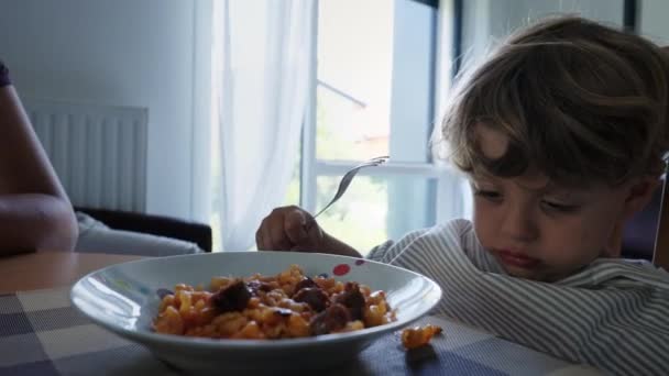 Jeden Roztomilý Malý Chlapec Který Obědvá Sám Vidličkou Dítě Těstoviny — Stock video