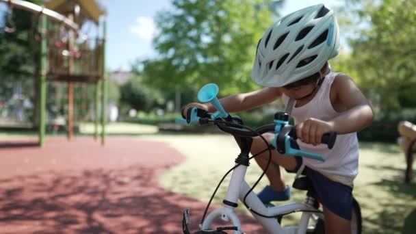 Criança Usando Capacete Bicicleta Bicicleta Parque Dia Ensolarado Jovem Ativo — Vídeo de Stock