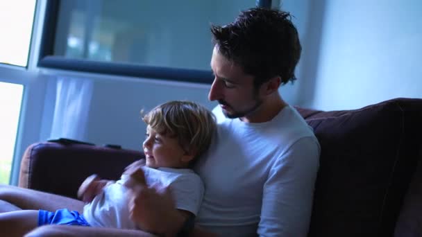 Padre Hijo Sentados Sofá Unidos Relación Estilo Vida Paternal Papá — Vídeo de stock