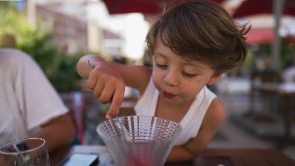 Mały Chłopiec Jedzący Deser Lodowy Słodkie Dziecko Truskawkowe Lody Restauracji — Wideo stockowe