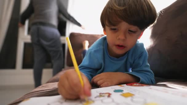 Mały Chłopiec Rysujący Papierze Żółtym Długopisem Dziecko Zbliżenie Twarz Rysuje — Wideo stockowe