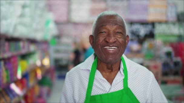 Een Gelukkige Zwarte Oudere Werknemer Van Lokale Winkel Glimlachend Naar — Stockvideo