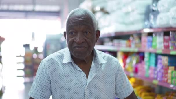 Glad Afroamerikansk Seniorman Kör Kundvagn Mataffären Porträtt Äldre Svart Konsument — Stockvideo