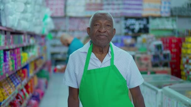 Portrét Vysokého Černého Brazilského Zaměstnance Obchodu Potravinami Který Stojí Uličce — Stock video