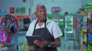Kıdemli Afro-Amerikan Süpermarket Çalışanı Tablet Envanterini Kontrol Etme, Modern Teknoloji İş Bulma