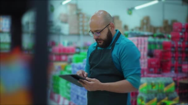 Empleado Tienda Comestibles Masculina Con Inventario Navegación Delantal Tableta — Vídeos de Stock