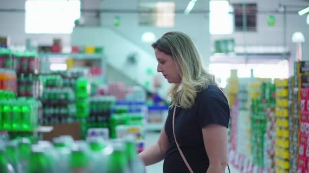 Kobiece Produkty Konsumenckie Przeglądające Supermarkecie Osoba Rozważająca Decyzję Zakupie Produktów — Wideo stockowe